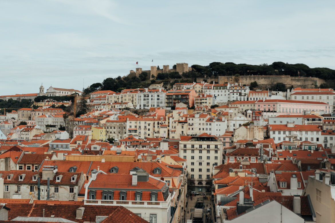 Ciasto z wieloma warstwami kremu. Lizbona